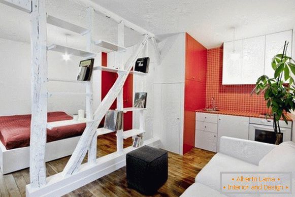 Kreativni interijer apartmana u crvenoj boji