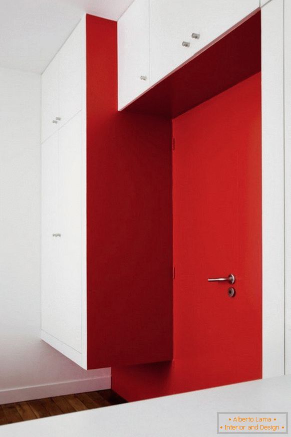 Kreativni interijer apartmana u crvenoj boji