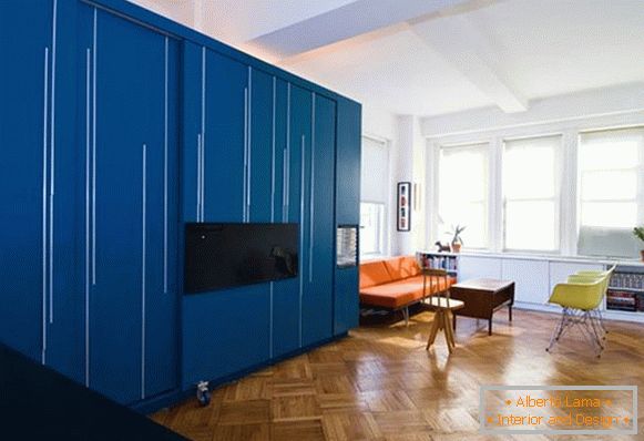 Kreativni interijer apartmana u plavoj boji