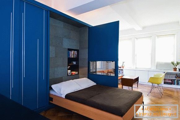 Kreativni interijer apartmana u plavoj boji