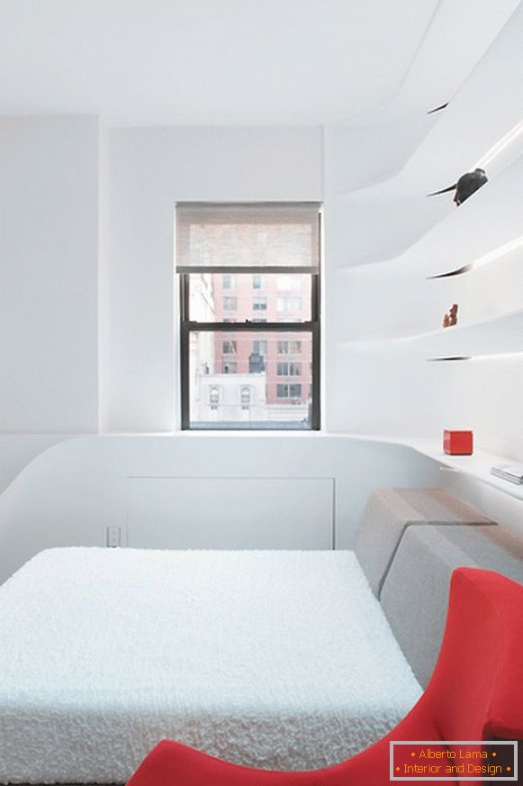 Kreativni interijer apartmana u bijeloj boji