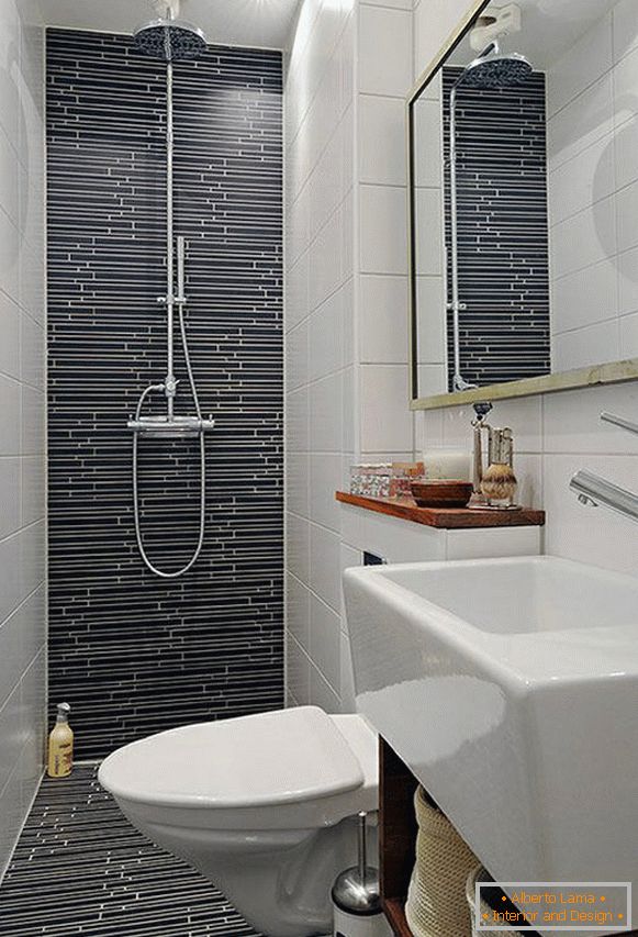 Uska kupaonica u crno-bijeloj boji