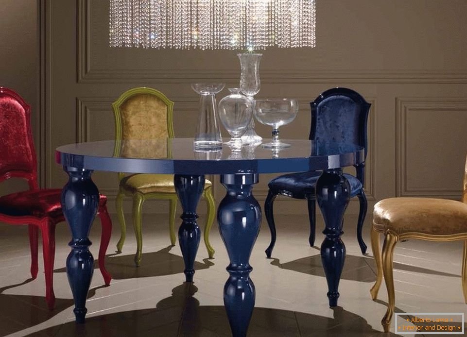 Plavi okrugli stol u unutrašnjosti