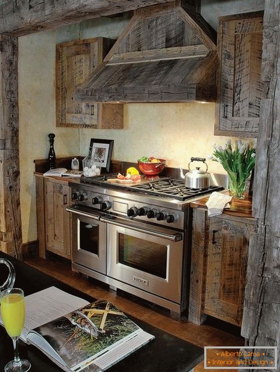 Kuhinja od drva u sivim tonovima