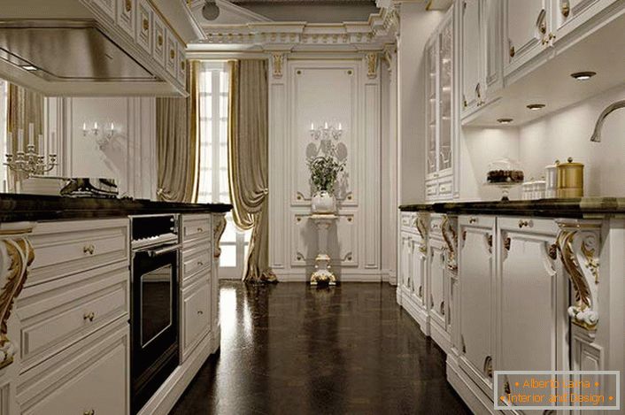 Plemenit interijer kuhinje u bijelim i zlatnim bojama svjedoči o dobrom ukusu vlasnika kuće. 