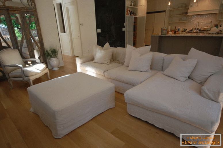 Namještaj-unutarnja-dekoracija-klasična-bijelo-sofa-s-jastuci-i-stol-kombi-s-drvene-podnice-i-otvorena-kuhinja-plan-za-inspirativnih-dnevni-boravak-dizajn ideje-comfortable- moderna kauč-sa-meko-le