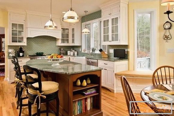 Žuta-zelena kuhinja u rustikalnom stilu - fotografija u privatnoj kući