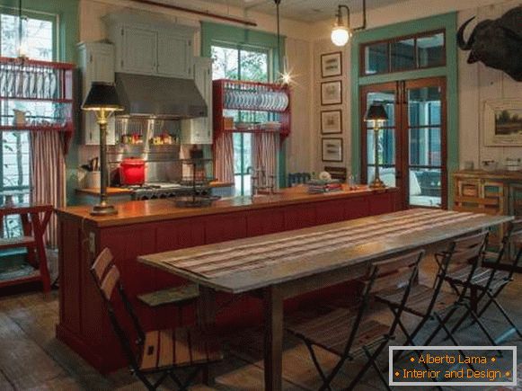 Kuhinjski dizajn u rustikalnom stilu u crvenim i zelenim tonovima