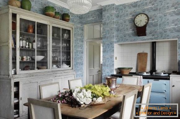 Vanjska kuhinja u rustikalnom stilu - fotografija s ormarom i pozadinom