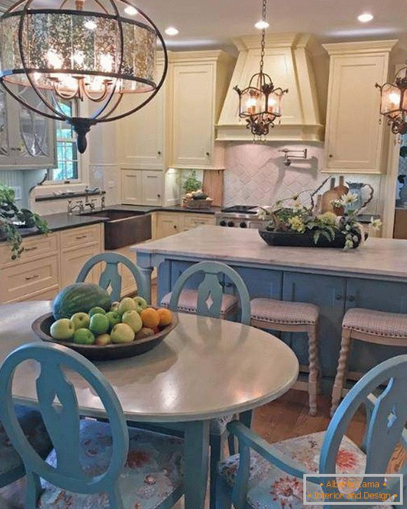 Stil zemlje u unutrašnjosti kuhinje - svjetiljke i plavi dekor