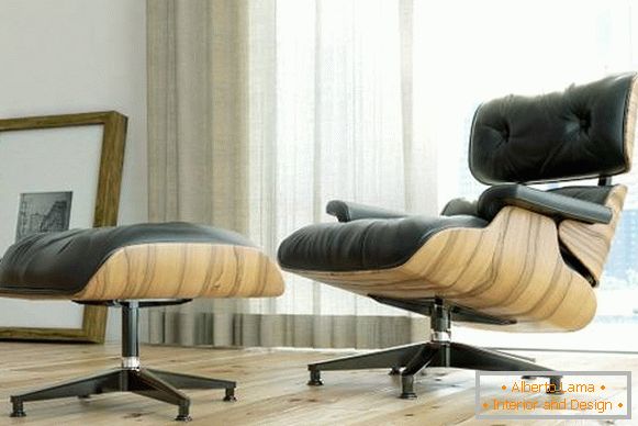Black Eames lounge stolica s postoljem ispod stopala