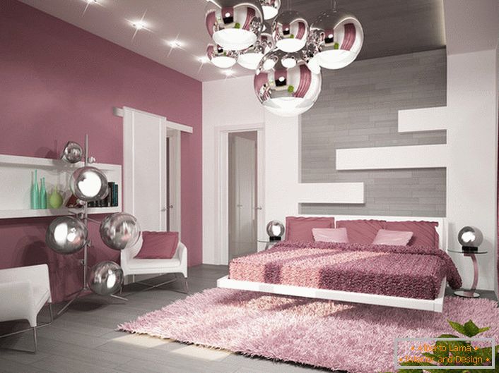 Primjer dobro odabrane rasvjete za spavaću sobu u stilu visoke tehnologije. Stropni luster, noćna svjetiljka i podna svjetiljka izrađeni su u istom stilu.