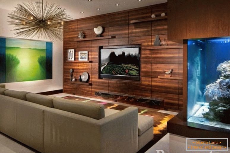 Sofa nasuprot akvariju i TV-u