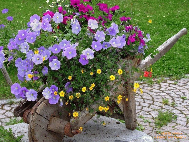 Dekorativna kolica s cvijećem