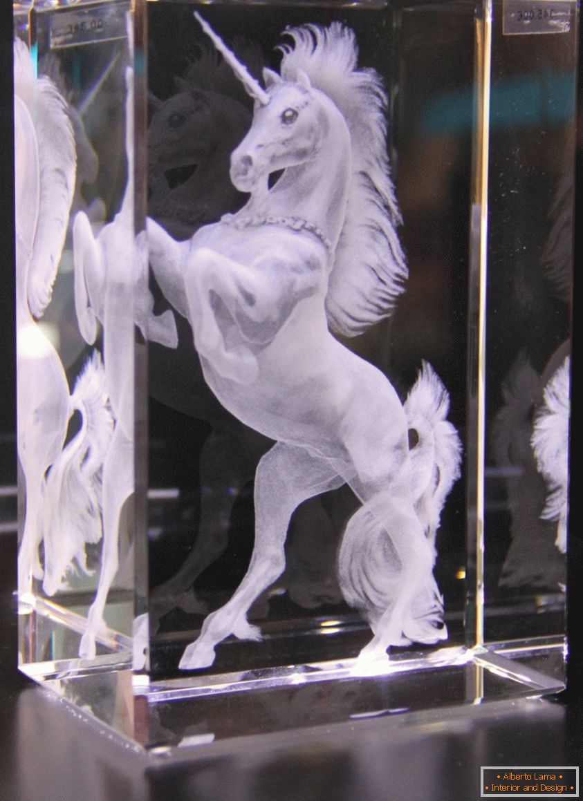 Lasersko 3D graviranje konja u staklu