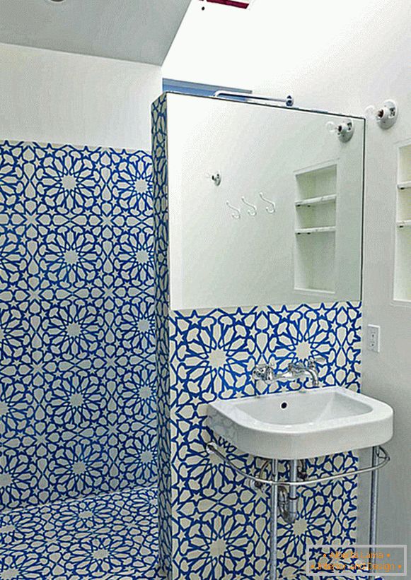 Plavi cvjetni uzorak na zidu u kupaonici