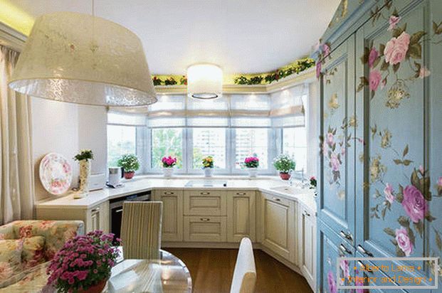 kuhinjski dizajn u stilu Provence s cvjetnim motivima