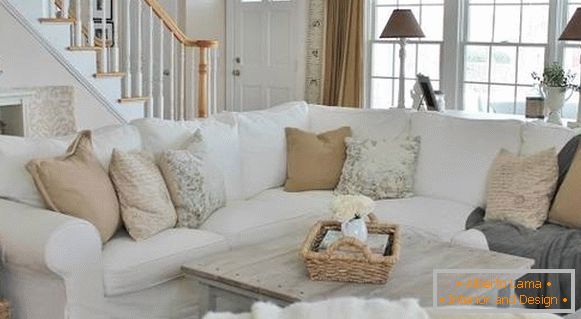 Sofe i jastuci u stilu Provence