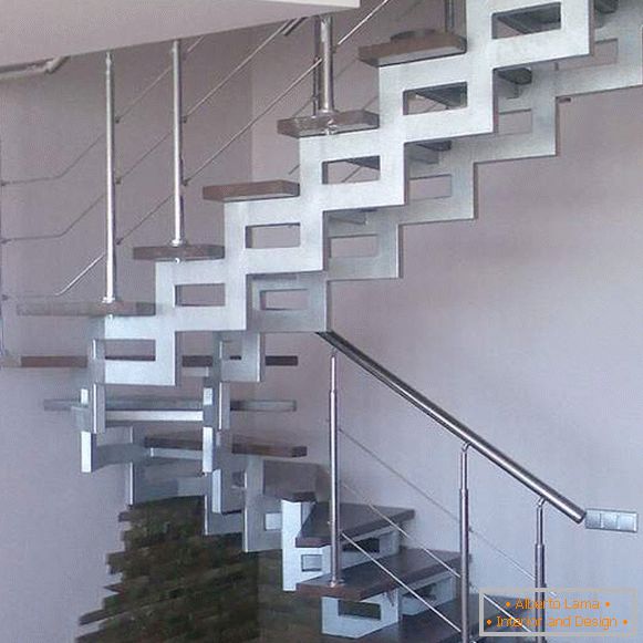 Neobična metalna stubišta u privatnoj kući s drvenim stepenicama