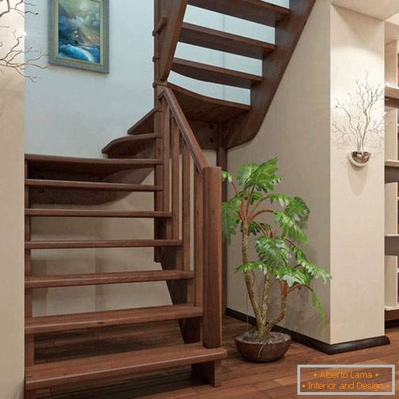 Drvena stubišta s nekoliko širina u privatnoj kući