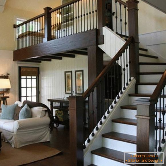 Prekrasno stubište u privatnoj kući s drvenim rukohvatima