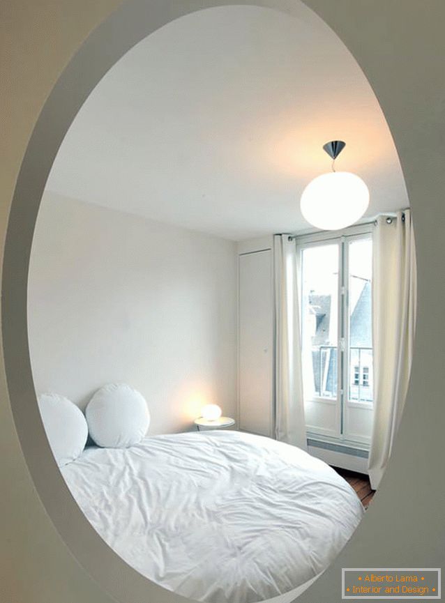 Prozor u spavaćoj sobi originalnog studija u Parizu