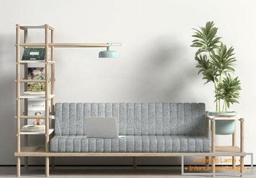 Sofa s policama i svjetiljka