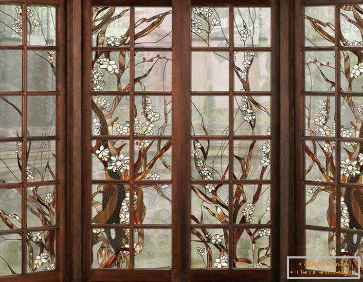 Prozori u tamnom drvenom okviru ukrašeni su vitražom. Jednostavna figura pogodna za dizajn interijera u stilu zemlje ili moderne.