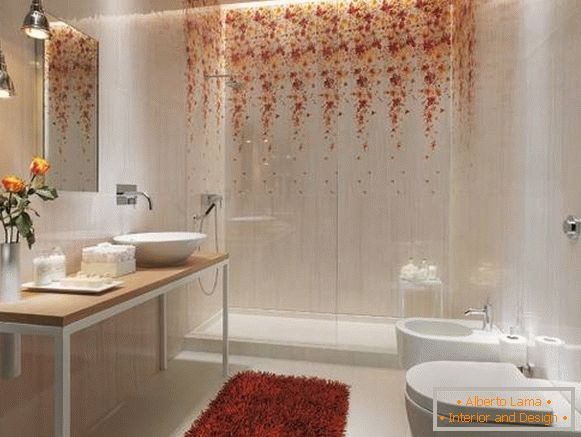 Kupaonica pločica s cvjetnim uzorcima