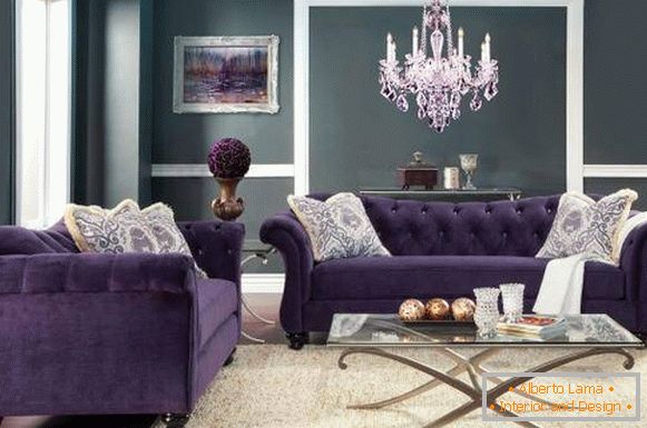 Velvet kauč u ljubičastoj boji