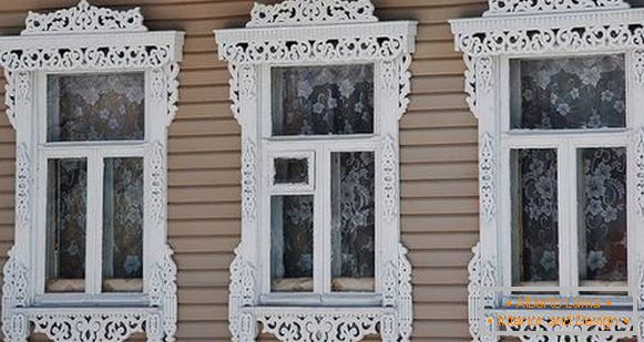 Clysters na prozorima u drvenoj kućnoj kući, fotografija 13