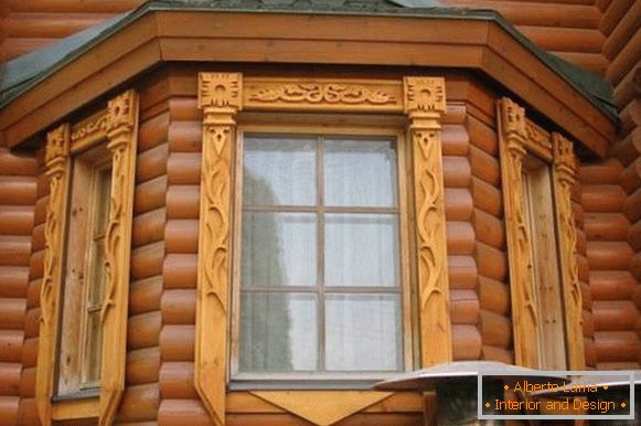 Urezane pločice za prozore u drvenoj kući, fotografija 14
