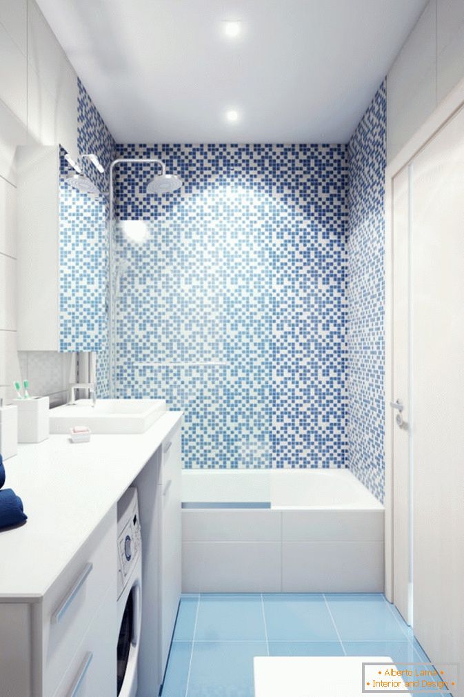 Bijela i plava kupaonica malog studio apartmana u Rusiji