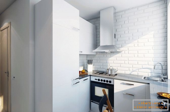 Bijela kuhinja malog studio apartmana u Rusiji