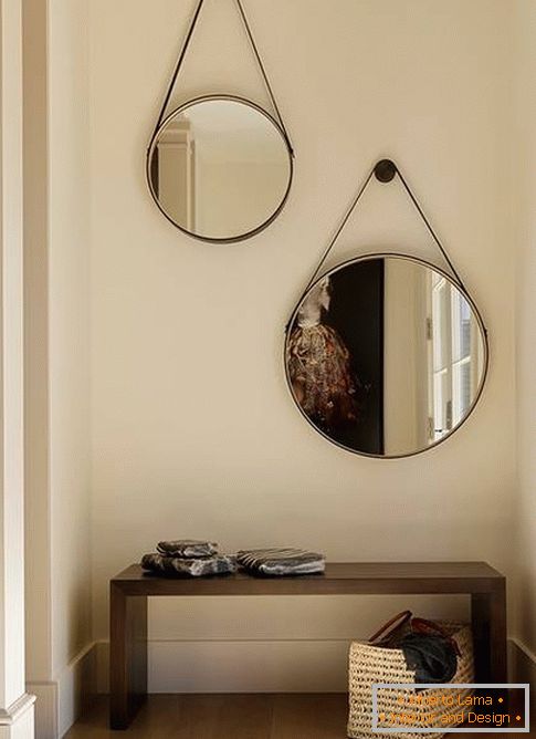 Okrugla ogledala u hodniku - foto dizajn u modernom stilu