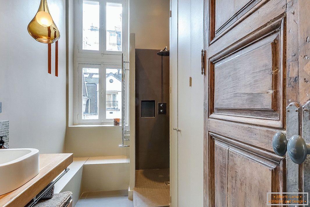 Kupaonica u stilu minimalizma s naglascima na antikviteti