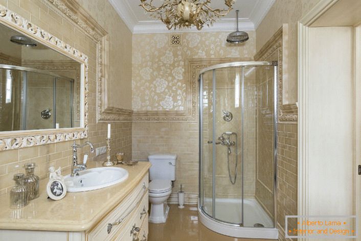 Elegantna kupaonica. Unutrašnji stil neoklasičnog izgleda sjajno u prostranoj i funkcionalnoj sobi.