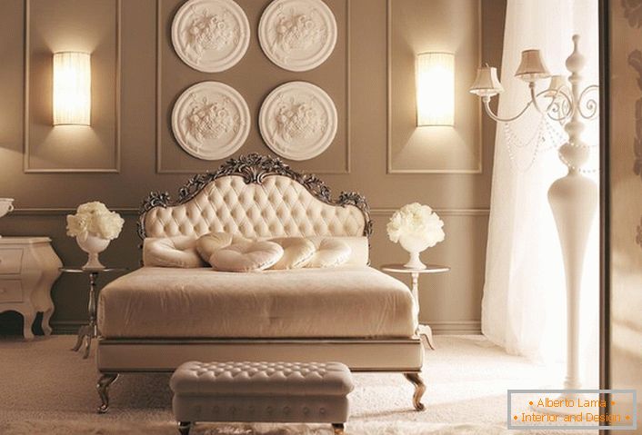 Primjer savršeno usklađenog osvjetljenja za neoklasičnu spavaću sobu.