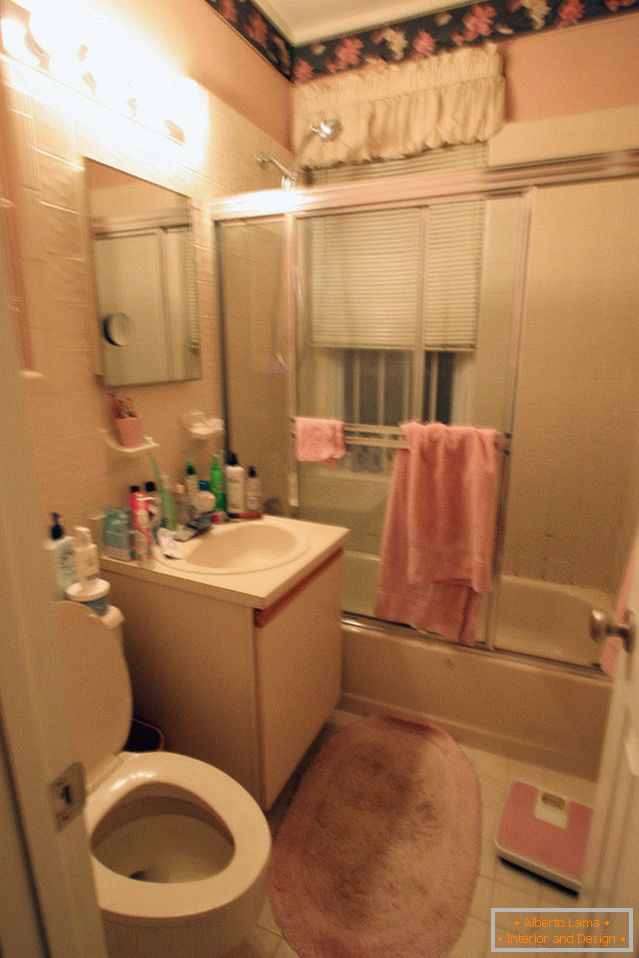 Unutrašnjost male kupaonice prije popravka