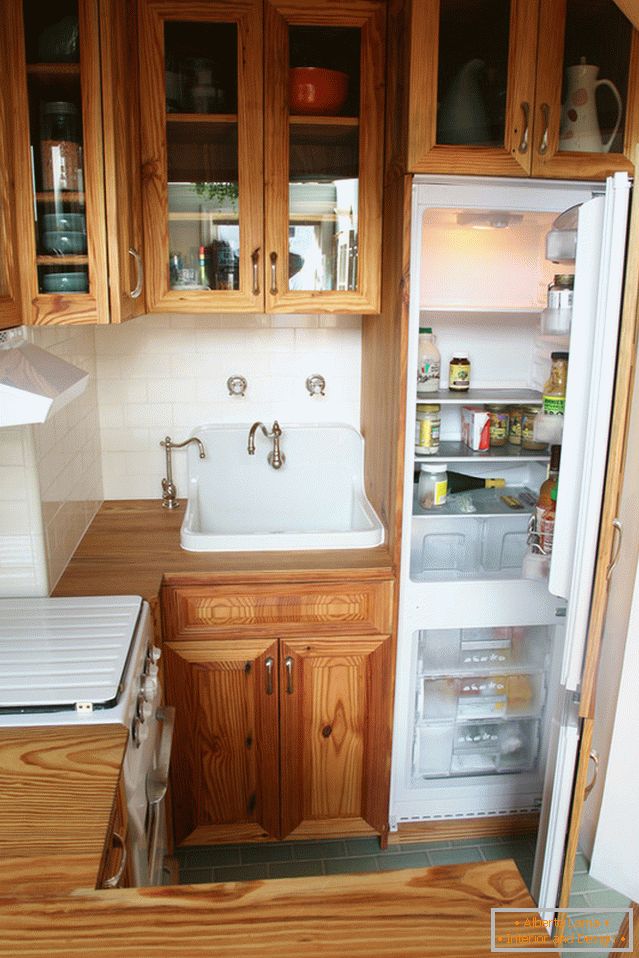 Skriveni hladnjak u unutrašnjosti berba kuhinje