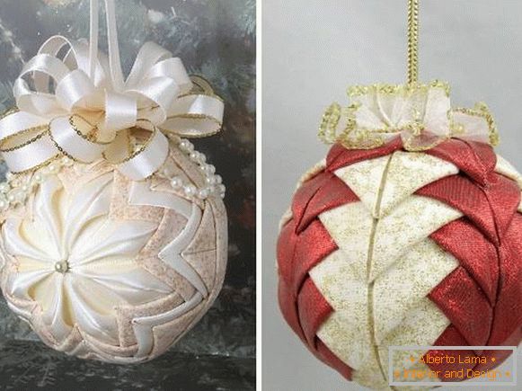 Božićne kuglice s vlastitim rukama izrađene od sjajne tkanine i satenskih vrpci