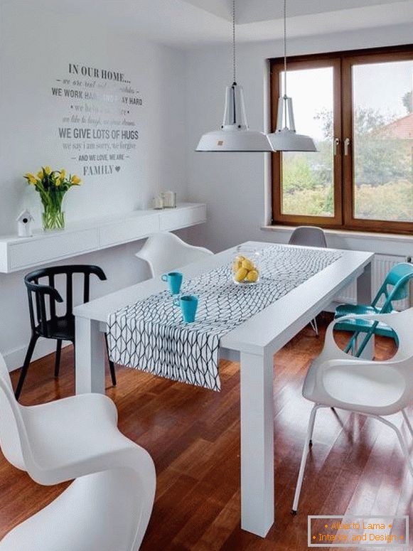 Bijeli stol za jelo i višebojni stolci
