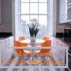 Orange stolice u sivom interijeru kuhinje