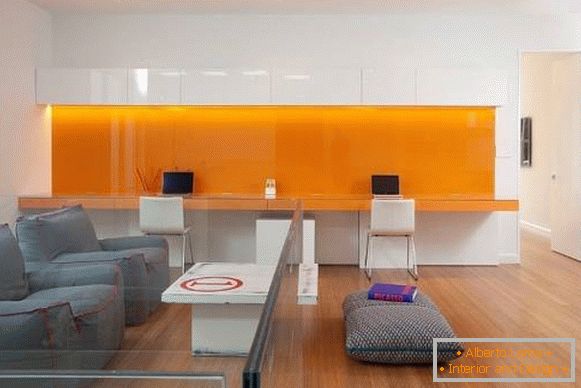 home-office-s-narančasto-elemenata