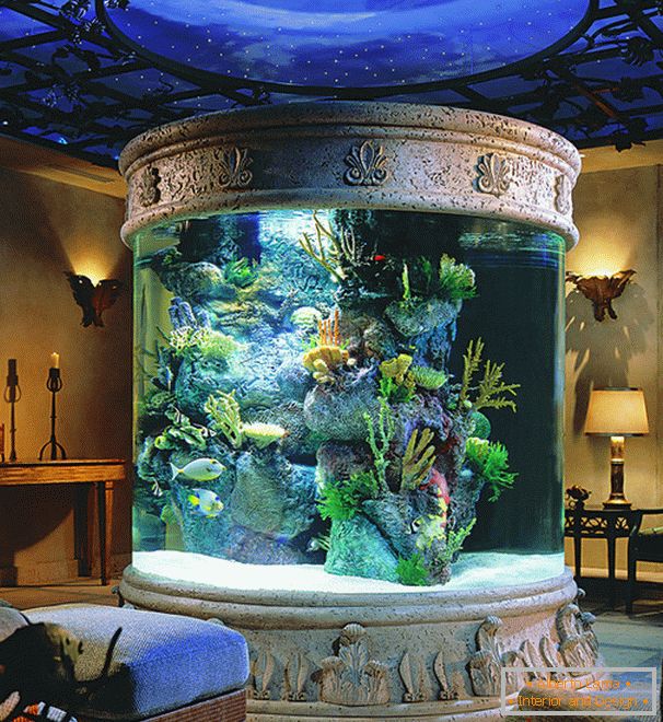 Okrugli akvarij u dnevnoj sobi