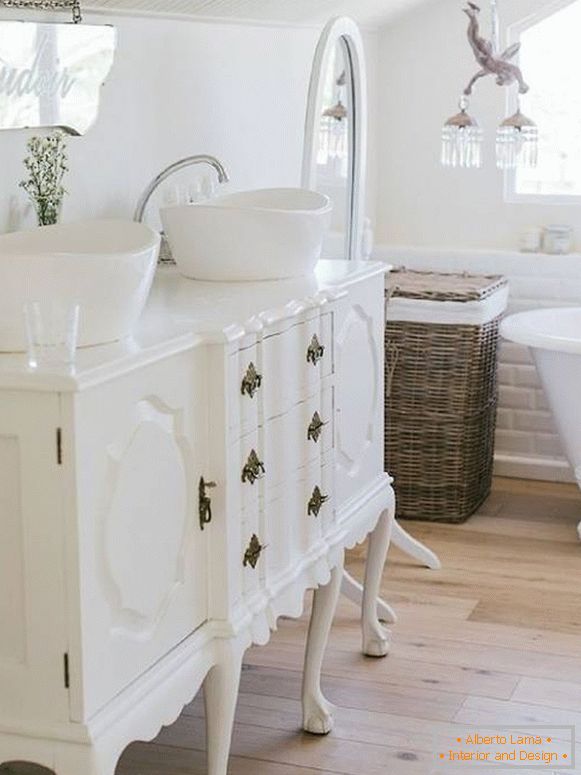 Bijeli kupaonski namještaj Provence