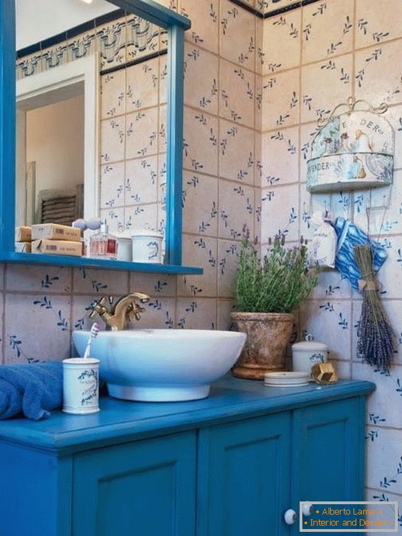 Plava kupaonica pločica u stilu Provence