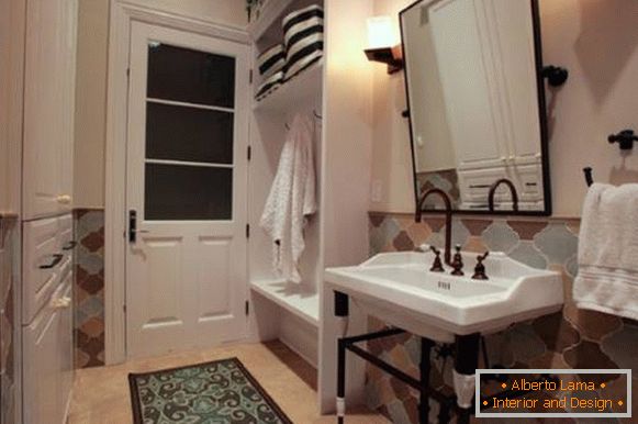 Moderna kovrčava pločica za kupaonicu u stilu Provence