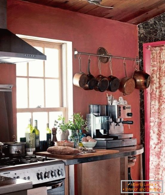 Kuhinja ukrašena bojom Marsale