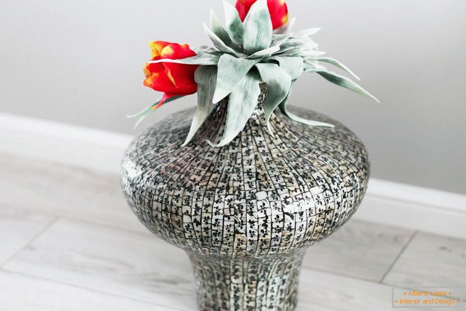 Dekorativna vaza s cvijećem